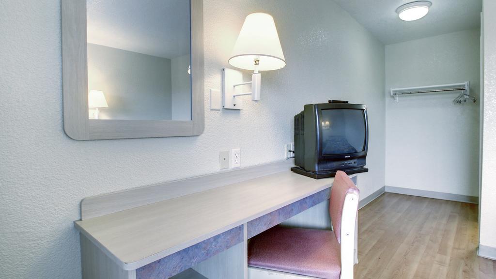 Motel 6 Manhattan Kansas Ngoại thất bức ảnh